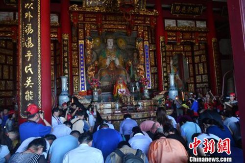 圖為嘉賓拜謁媽祖?！蚊?攝