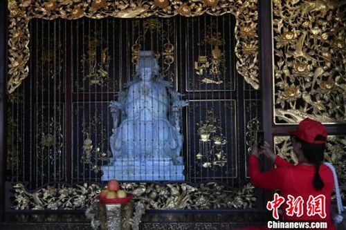 圖為翡翠媽祖像吸晴?！蚊?攝