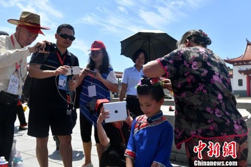 圖為媽祖頭飾吸引嘉賓。　呂明 攝