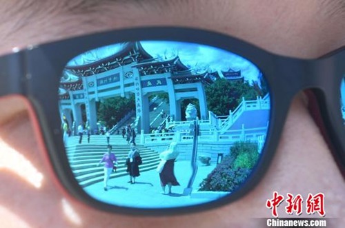 圖為嘉賓參觀天后廣場?！蚊?攝