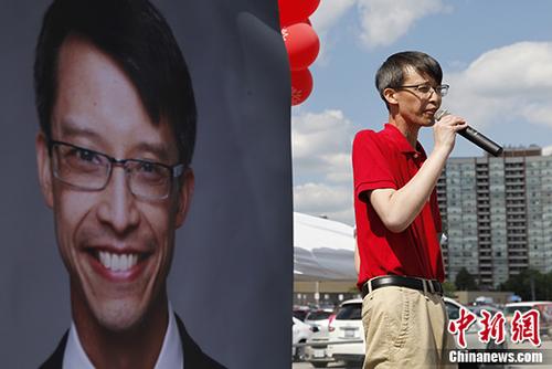 當(dāng)?shù)貢r(shí)間9月14日，罹患鼻咽癌的加拿大聯(lián)邦國會(huì)華裔議員、國會(huì)執(zhí)政黨副領(lǐng)袖陳家諾（Arnold Chan）病逝，年僅50歲。圖為2017年7月16日，陳家諾在選區(qū)為民眾舉辦聚會(huì)活動(dòng)。（資料圖片） <a target='_blank' >中新社</a>記者 余瑞冬 攝