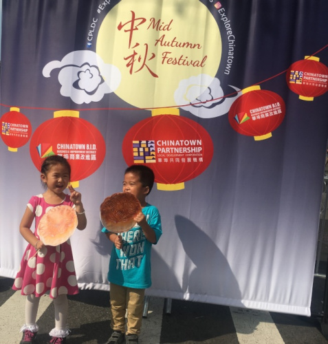 小朋友們在中秋自拍區(qū)玩得不亦樂乎。(美國《世界日報》/李碩 攝)