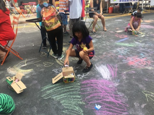 小朋友們在兒童區(qū)享受美好時光。(美國《世界日報》/李碩 攝)