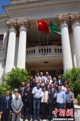 圖為16日中國(guó)駐圣保羅總領(lǐng)事陳佩潔(前右四)、圣若昂達(dá)阿維斯塔市市長(zhǎng)博爾熱斯·德卡瓦略(前右五)與華人僑領(lǐng)等合影?！∧尚?攝