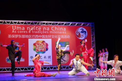 圖為16日晚圣保羅華星藝術(shù)團(tuán)巴西籍演員表演中國(guó)武術(shù)?！∧尚?攝