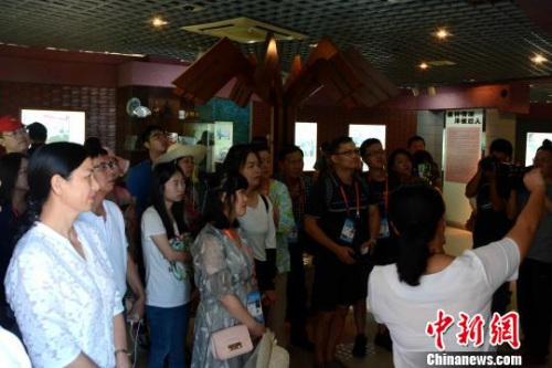 圖為海外華文媒體代表感受大師文化?！埥鸫?攝