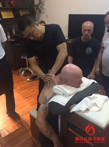 梁旭勇正在為洋弟子進行功夫推拿。