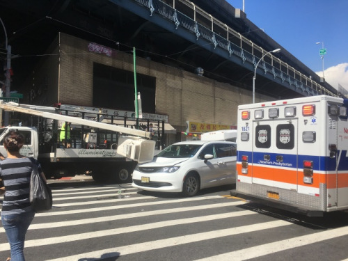 一名華裔男子15日在東百老匯大道夾科西街行駛，車(chē)子被從天而降的升降機(jī)砸中。(美國(guó)《世界日?qǐng)?bào)》/李碩 攝)