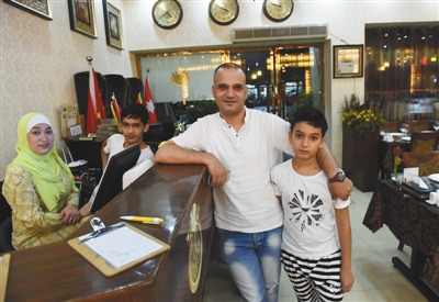 被習(xí)近平主席“點(diǎn)贊”的穆罕奈德及其妻子、兒子。