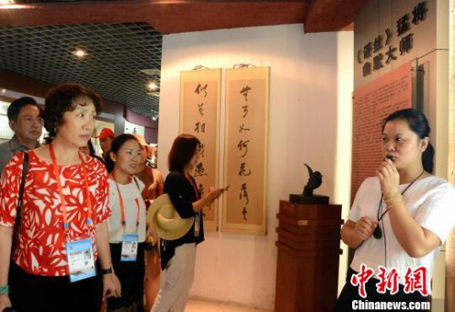 圖為海外華文媒體代表感悟大師文化?！埥鸫?攝