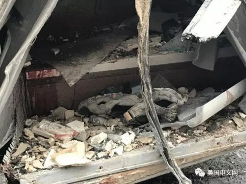 長巴臺階上的血跡，疑似長巴司機留下的。(美國中文網(wǎng))