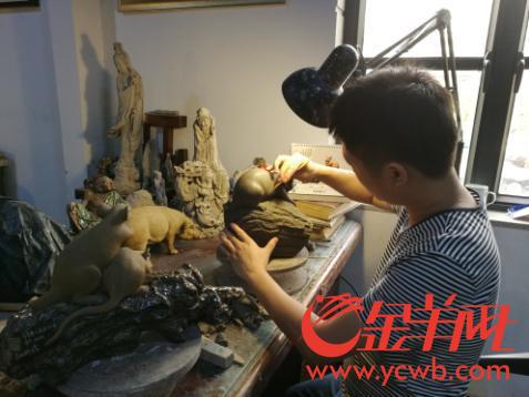 石灣陶藝傳承人在完成陶藝作品。