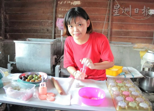 吳秀艷首次自制冰皮月餅通過網(wǎng)絡售賣，希望可打入年輕人的市場。（馬來西亞《星洲日報》）