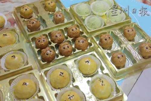 畢椬云發(fā)揮創(chuàng)意自制低糖芋頭陷抹茶千層酥、低糖白蓮蓉／紅豆參芭辣椒肉松蛋黃酥、紅豆肉松麻糬蛋黃酥等，讓月餅口感更豐富及多元。（馬來西亞《星洲日報》）