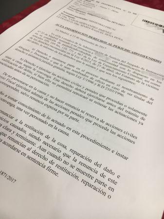 受害者家屬在法院簽署的權(quán)利書 受害者家屬在法院簽署的權(quán)利書