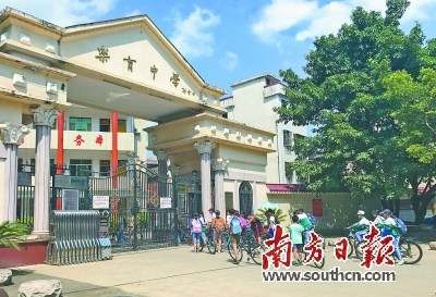  2/4崇文重教的傳統(tǒng)深深烙印在華人華僑的心中，紛紛捐資助學(xué)，許多學(xué)校的教學(xué)樓等是由華僑捐資建起的。