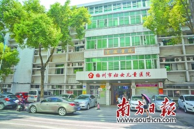  4/41985年，旅美僑胞張寬麟、李婉琴夫婦捐建“寬婉醫(yī)院”，幫助提升梅州醫(yī)療水平。