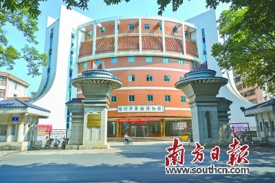  3/4梅州華僑博物館于1995年10月動(dòng)工建設(shè)，1997年建成，它的建設(shè)得到了海外華僑、港澳臺(tái)同胞的大力支持。