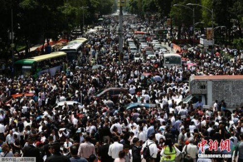 地震發(fā)生后，墨西哥首都墨西哥城的民眾紛紛涌上改革大道(Reforma Avenue)避難。