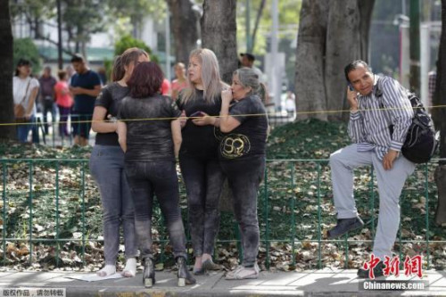 從大樓內(nèi)疏散出來(lái)的民眾，臉上和身上都布滿灰塵。