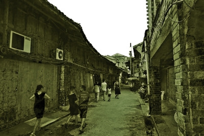 夜幕下的藻溪老街。 曹凌云 攝