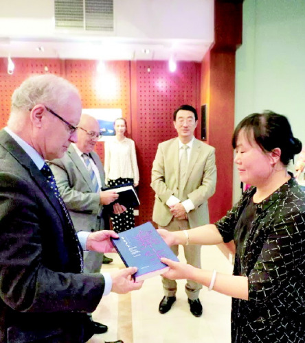 貴州日?qǐng)?bào)《文化遺產(chǎn)》?？瘓?zhí)行主編 王小梅將《寨生：手上的記憶》英文版贈(zèng)予馬耳他司法文化及地方事務(wù)部文化主管。