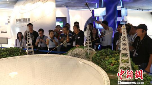 海外華文媒體參觀平塘國際天文體驗(yàn)館?！■暮陚?攝