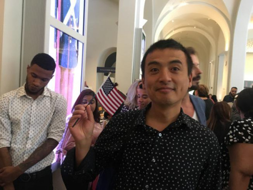 李先生18日成為美國(guó)公民，并打算去旅游，體驗(yàn)不一樣的生活。(美國(guó)《世界日?qǐng)?bào)》 陳小寧/攝)