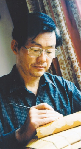 常州留青竹刻國家級代表性傳承人徐秉方正在進(jìn)行留青竹刻創(chuàng)作。 　　資料圖片