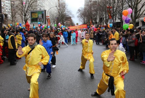 資料圖：2017年2月5日大年初九，眾人期盼的巴黎春節(jié)慶?；顒?dòng)重頭戲巴黎13區(qū)春節(jié)嘉年華彩妝游行隆重登場(chǎng)。（《歐洲時(shí)報(bào)》/記者黃冠杰 攝）