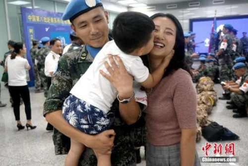 妻兒送別。 李志全 攝