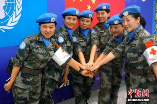 合影留念。 李志全 攝