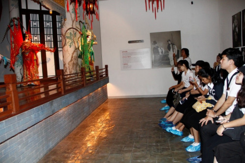 京劇表演吸引眾人視線。