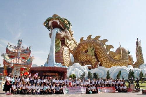 師生合影留念。