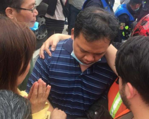 圖為王家妤丈夫聽到妻子獲救時，眾人向前擁抱。(圖片來源：臺媒)