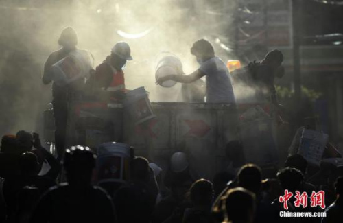 圖為墨西哥強震發(fā)生后，救援人員在廢墟中尋找幸存者。圖片來源：視覺中國