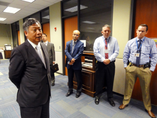 李強民(左)從休斯敦飛到亞特蘭大對李案表達關(guān)切，并與警方交涉案情，右起為警探瑞奇、警督布魯克、休斯敦領(lǐng)事葛明本、參贊周振成。(美國《世界日報》/吳炳宏 攝)