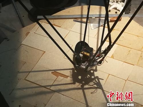 3D打印技術(shù)正在一層層“織”出漆器制作所需要的“模型”。上官云 攝