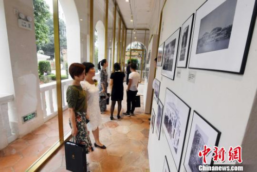 當(dāng)天，在修復(fù)開(kāi)幕的福州倉(cāng)山區(qū)愛(ài)國(guó)路2號(hào)原美國(guó)領(lǐng)事館舉辦的煙臺(tái)山老照片影像展，吸引觀眾眼球?！∮浾邉⒖筛?攝