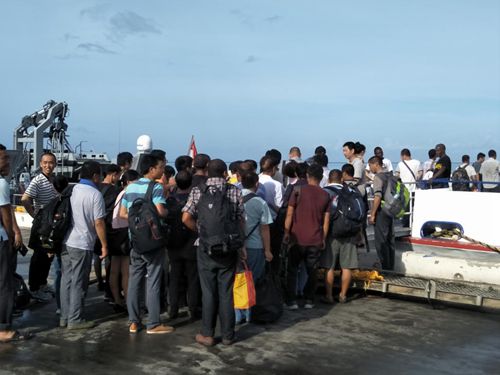 中國同胞有序登船撤離。(中國領事服務網(wǎng))