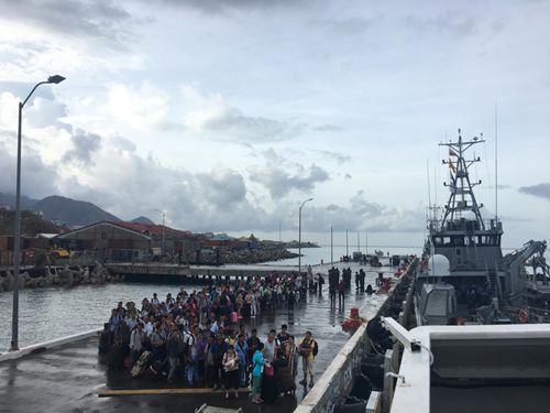 中國同胞在碼頭候船。 (中國領事服務網(wǎng))