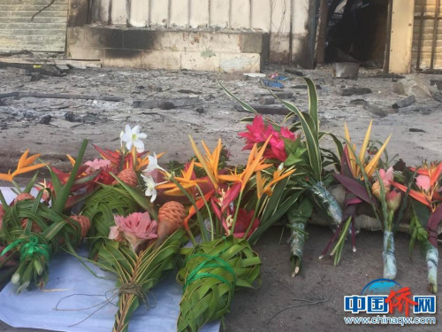 當?shù)鼐用裨谑鹿尸F(xiàn)場祭奠遇難者。(潘郁供圖)