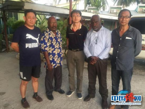 中國(guó)駐巴布亞新幾內(nèi)亞大使館辦公室主任郝明亮、中巴新友聯(lián)會(huì)副主席劉俊才、巴新華助中心副主任潘郁面見馬努斯省代理省長(zhǎng)Luke dismount(左二)(潘郁供圖)