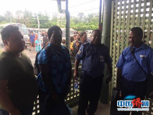 法醫(yī)到達(dá)現(xiàn)場(chǎng)(左二和右一)。(潘郁供圖)