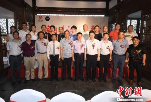 海內(nèi)外來(lái)賓出席“家園開(kāi)新 游子來(lái)兮”美國(guó)僑胞游江、張文東書(shū)法作品展開(kāi)幕式。　記者劉可耕 攝