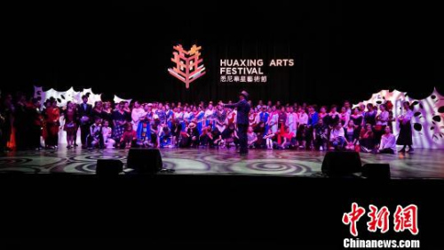 悉尼華星藝術(shù)團(tuán)團(tuán)長(zhǎng)余俊武指導(dǎo)演員排練。　陶社蘭 攝