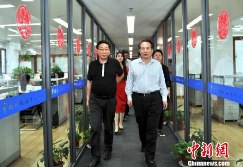 圖為：譚天星調(diào)研<a target='_blank' >中新社</a>浙江分社。　李晨韻 攝