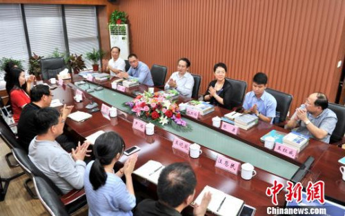 圖為：譚天星調(diào)研<a target='_blank' >中新社</a>浙江分社?！±畛宽?攝