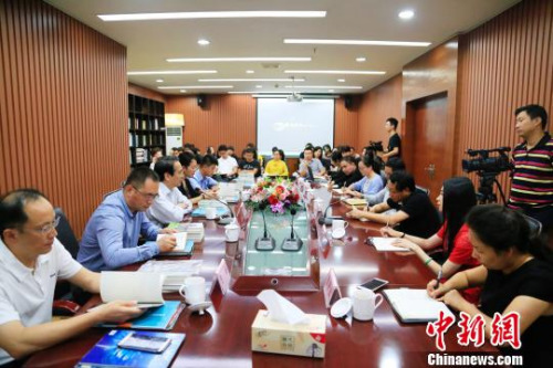 圖為：譚天星調(diào)研<a target='_blank' >中新社</a>浙江分社?！⊥踹h 攝