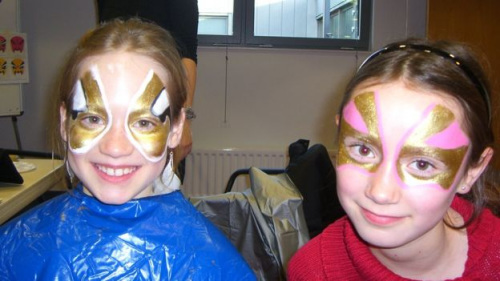 走出倫敦，在英國各地中小學舉辦中國戲曲工作坊，深受孩子們的喜愛。（BBC中文網）